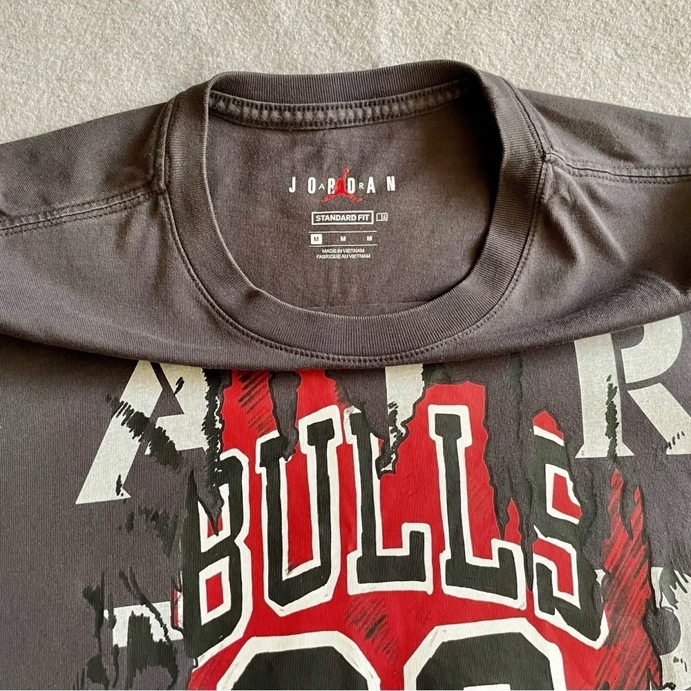 Air Jordan 23 Bulls T-Shirt Men’s Medium Gray Graphic NBA Tee